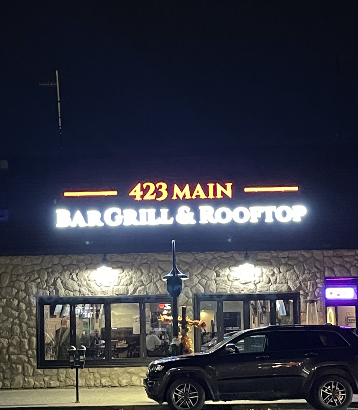 423 Main Bar Grill & Rooftop main photo