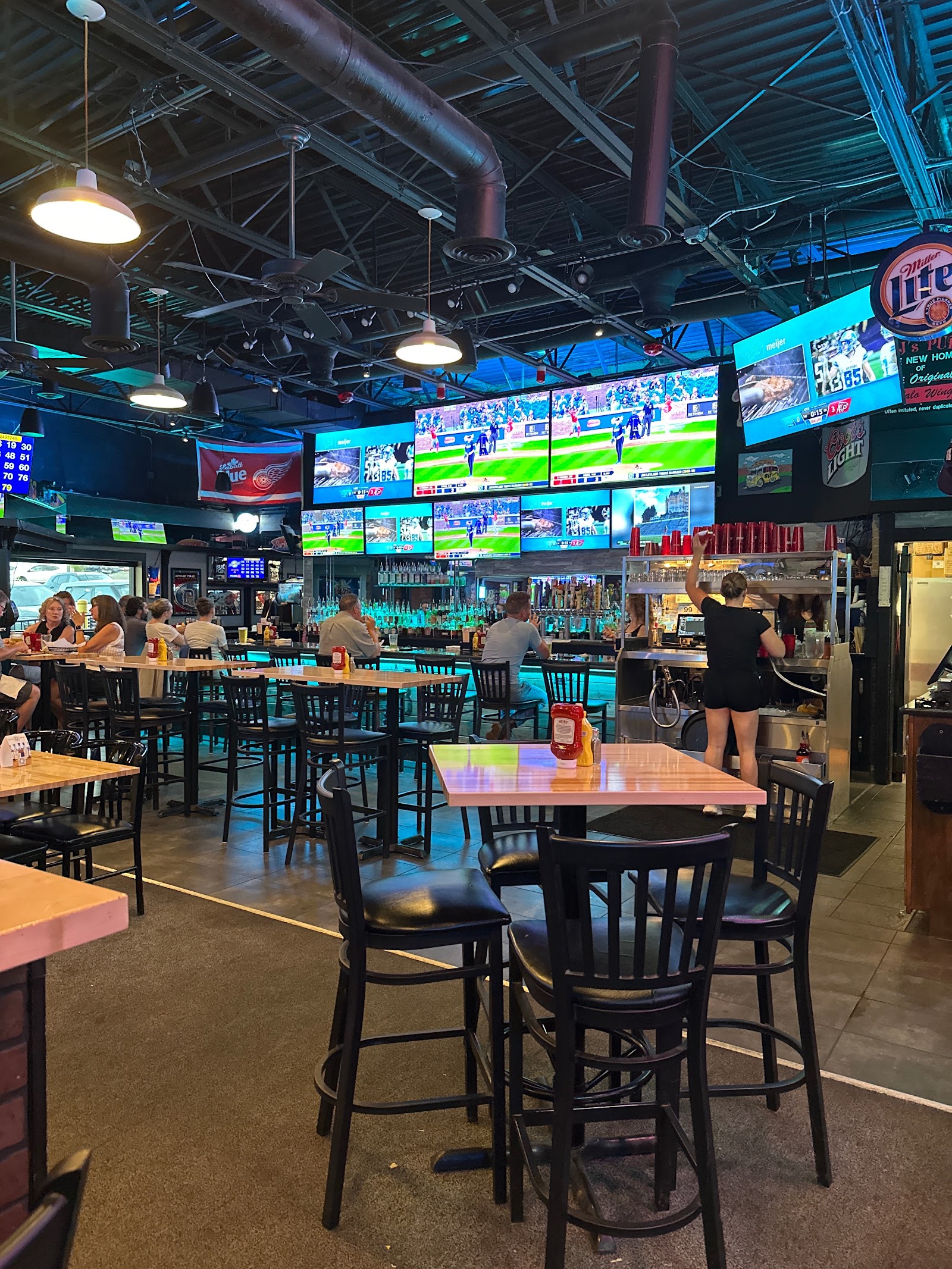 RJ's Pub - Sir Pizza in Rochester Hills